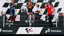 Presiden Joko Widodo memberi selamat kepada pemenang MotoGP Indonesia 2022, Miguel Oliveira, Fabio Quartararo dan Johann Zarco di Sirkuit Mandalika, Lombok, Nusa Tenggara Barat, Minggu (20/3/2022). (Foto: Laily Rachev-Biro Pers Sekretariat Presiden)