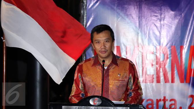 Menpora Imam Nahrawi memberi sambutan pembuka Rakernas PB PABBSI di Jakarta, Selasa (20/12). Rakernas ditandai dengan pemberian bonus bagi atlet berprestasi. (Liputan6.com/Helmi Fithriansyah)