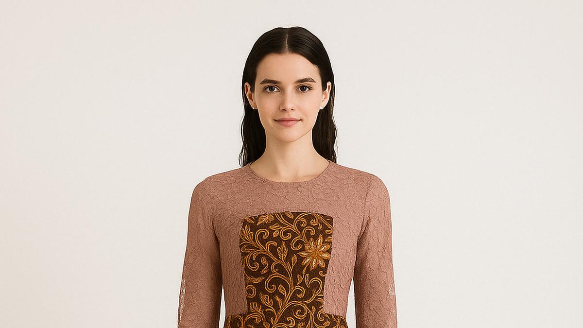 9 Model Dress Batik Kombinasi Brokat Lengan Panjang, Cocok untuk Segala Acara di 2025