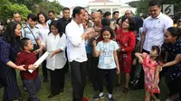 Presiden Joko Widodo berdendang dengan anak-anak pada acara bermain dan berimajinasi bersama anak-anak dari beberapa sekolah di halaman belakang Istana Merdeka, Jakarta, Jumat (20/7). (Liputan6.com/Angga Yuniar)