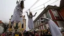 Sejumlah wanita berpakaian seperti malaikat berayunan diatas ratusan penonton saat acara pasar Natal di kota Ustek, Republik Ceko (17/12). Mereka melakukan aksi ini dalam rangka untuk menyambut datangnya natal. (Reuters/David W Cerny)