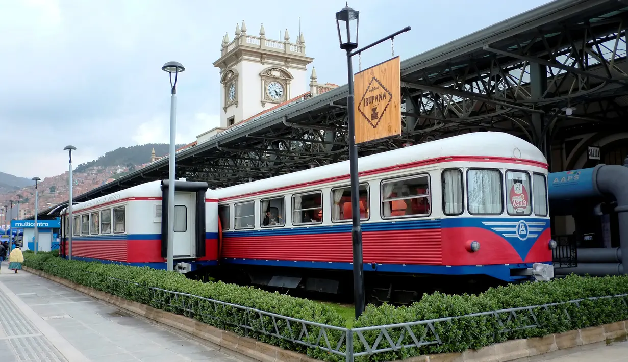 Gerbong kereta tua yang diubah menjadi sebuah kafe di La Paz, Bolivia pada 15 Maret 2019. Selain dimanfaatkan sebagai kafe, bagian gerbong kereta juga dijadikan toko yang menjual beragam produk makanan dan minuman. (David Mercado/Reuters)