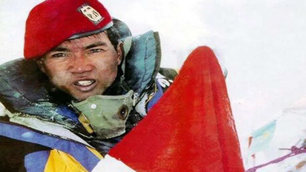Asmujiono mengibarkan bendara merah putih di puncak Everest (Dok. Liputan6/Istimewa)