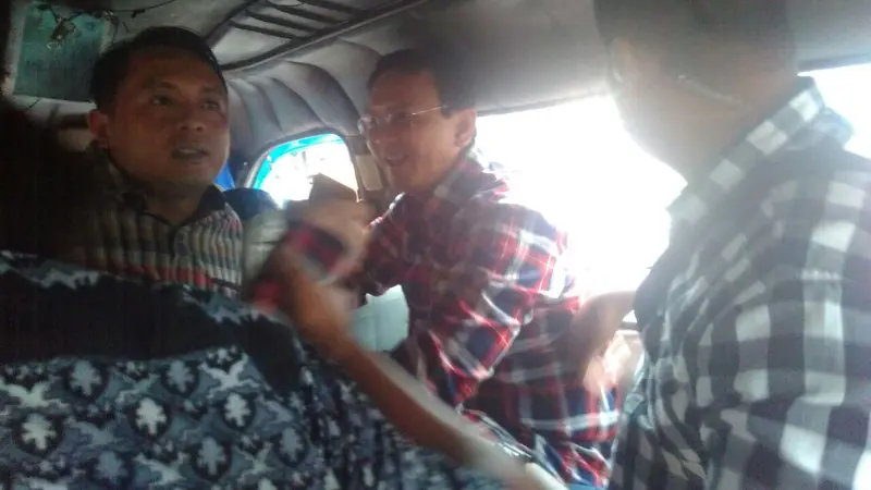 Ahok di dalam angkot saat didemo di Pasar Kaget, Rawabelong, Jakarta Barat