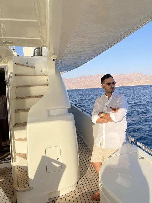 Simon Leviev, tokoh dalam serial Netflix "The Tinder Swindler" yang menipu wanita dan meraup keuntungan hingga ratusan ribu dolar. (Instagram: @simon_leviev_official)