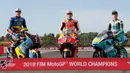 Pembalap MotoGP Marc Marquez (tengah) bersama pembalap Moto2 Alex Marquez (kiri) dan pembalap Moto3 Lorenzo Dalla Porta (kanan) berpose di depan Valencia Motorcycle Grand Prix, Spanyol, Minggu (17/11/2019). Ketiganya sukses merebut gelar juara dunia tahun 2019. (AP Photo/Alberto Saiz)