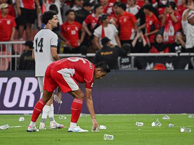 Pertandingan putaran keempat Kualifikasi Piala Dunia 2026 antara Timnas Indonesia melawan Irak, Minggu (12/10/2025) dini hari WB diwarnai dengan pelemparan gelas dan botol plastik dari suporter Indonesia. (AP Photo/Ali Issa)