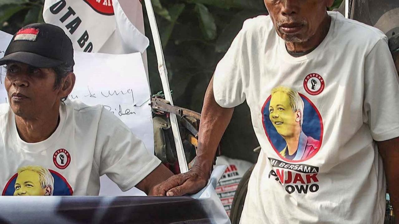 Para tukang becak ini juga membawa poster Presiden Jokowi ketika melakukan deklarasi mendukung Ganjar sebagai calon presiden dalam Pemilu 2024 
( merdeka.com/Arie Basuki )