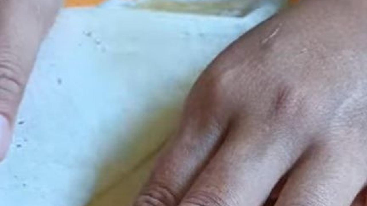 Pisahkan Kulit Lumpia Satu per Satu
