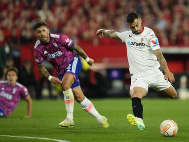 Gelandang Sevilla, Suso menembak bola saat mencetak gol ke gawang Juventus pada pertandingan leg kedua semifinal Liga Europa di stadion Ramon Sanchez Pizjuan di Seville, Spanyol, Jumat, 19 Mei 2023. (AP Photo/Jose Breton)