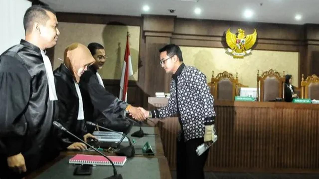 Kini Zumi Zola sudah bebas dari Lapas Sukamiskin. KPK juga sudah menjerat orang kepercayaan Zumi Zola bernama Apif Firmansyah dalam kasus dugaan suap terkait pengesahan RAPBD Provinsi Jambi tahun 2018.