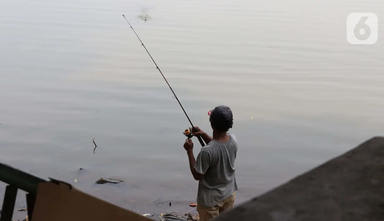 Warga memancing di Setu Babakan, Jakarta, Sabtu (14/3/2020). Kawasan Setu Babakan ditutup sementara menyusul instruksi Gubernur DKI Jakarta yang menutup sejumlah lokasi wisata selama 14 hari kedepan sebagau antisipasi penyebaran virus COVID-19. (Liputan6.com/Helmi Fithriansyah)