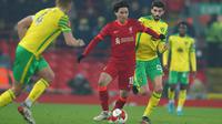 Takumi Minamino memborong dua gol Liverpool ke gawang Norwich City pada putaran kelima Piala FA 2021/2022 di Anfield, Kamis (3/3/2022). (AP/Jon Super)