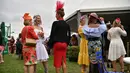 Sejumlah wanita bersiap menyaksikan pertandingan pacuan kuda Everest 2017 di Royal Randwick di Sydney, Australia (14/10). Para wanita ini tampil cantik dengan busana yang dikenakannya . (AFP Photo/Peter Parks)