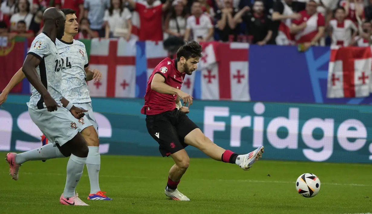Dua gol Georgia dicetak oleh Kvicha Kvaratskelia dan penalti Mikautadze. (AP Photo/Alessandra Tarantino)