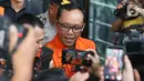 Bupati Lampung Tengah, Ardito Wijaya berjalan menuju mobil tahanan usai dihadirkan pada rilis penetapan status tersangka sekaligus penahanan di Gedung Merah Putih Komisi Pemberantasan Korupsi (KPK), Jakarta, Kamis (11/12/2025). (Liputan6.com/Helmi Fithriansyah)