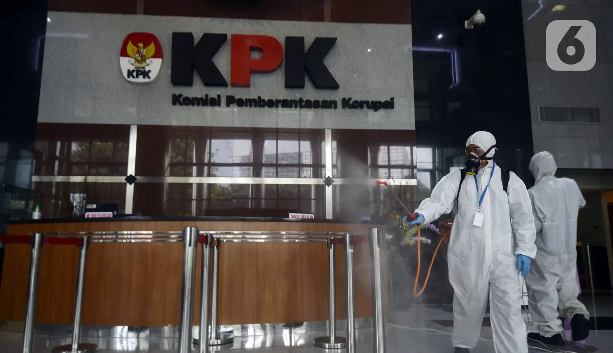 Petugas kesehatan melakukan peyemprotan disinfektan di bagian dalam Gedung KPK, Jakarta, Rabu (18/3/2020). Penyemprotan dilakukan untuk mencegah penyebaran virus corona COVID-19. (merdeka.com/Dwi Narwoko)