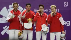 Ganda putra Indonesia, Kevin Sanjaya S/Marcus F Gideon dan Fajar Alfian/M Rian Ardianto di podium kemenangan usai Final Bulutangkis Asian Games 2018 di Istora GBK, Jakarta, Selasa (28/8). Indonesia meraih emas dan perak. (Liputan6.com/Helmi Fithriansyah)