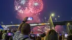Pertunjukan kembang api selama "BTS 10th Anniversary FESTA @ Yeouido" di Seoul pada 17 Juni 2023, untuk memperingati 10 tahun debut grup tersebut. (ANTHONY WALLACE / AFP)