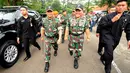 Panglima TNI Jenderal TNI Moeldoko (kedua dari kiri) berjalan bersama Kasal Laksamana TNI Marsetio usai membuka secara resmi Latihan Gabungan Gultor Tri Matra IX TA. 2014 di Halim Perdanakusuma Jakarta, Senin (1/12/2014). (Liputan6.com/Helmi Fithriansyah)