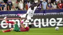 Gelandang timnas Prancis, N'Golo Kante berebut bola dengan bek Bulgaria, Vasil Bozhikov pada laga uji coba menjelang Piala Eropa 2020 di Stade de France, Rabu (9/6/2021) dini hari WIB. Timnas Prancis menaklukkan Bulgaria dengan skor meyakinkan 3-0. (AP Photo/Francois Mori)