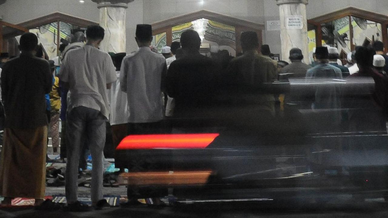 Masjid-masjid lain di Jakarta juga dipadati umat Muslim. Di Masjid Jami Assa'adah, jamaah terlihat memenuhi setiap sudut masjid. Foto: merdeka.com / Imam Buhori<br>
