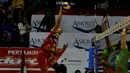 Pevoli putri Jakarta Electric PLN, Yasmin Nurfisah(kiri) melakukan smesh saat laga melawan Jakarta Pertamina Energi di Pertamina Proliga 2015, di Hall A Senayan, Jakarta, Minggu (21/3/2015). (Liputan6.com/Johan Tallo)