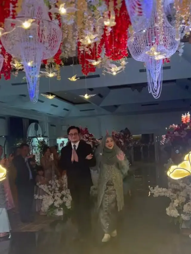 10 Gaya Cindy Fatika Sari Dampingi Sang Anak Menikah, Sama-sama Cantik bak Pinang Dibelah Dua
