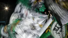 Salah satu kelompok suporter PSS Sleman, Brigata Curva Sud (BCS), menyambut kedatangan bobotoh yang hadir memberikan dukungan langsung kepada Persib Bandung. (Bola.com/Bagaskara Lazuardi)