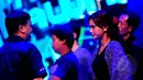 Audi terlihat sedang diberi arahan oleh staff SCTV di Studio EMTEK jelang acara  SCTV Music Awards 2015, Jakarta, Rabu (6/5/2015). Sejumlah musisi dan aktris tanah air dipastikan akan memeriahkan acara tersebut.  ( Liputan6.com/Faisal R Syam)