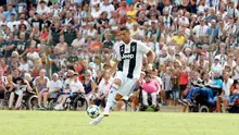 Cristiano Ronaldo berusaha mengontrol bola saat pertandingan persahabatan antara Juventus A dan tim B di Villar Perosa, Italia utara, (12/8). Pertandingan dimenangkan tim utama Juventus dengan skor 5-0. (AP Photo/Antonio Calanni)
