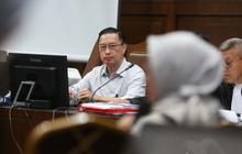 Dianggap Jaksa Sangat Berbahaya, Tom Lembong Makan Gula Rafinasi di Depan Hakim