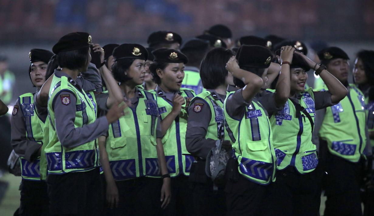 Polwan (Polisi Wanita) ikut dalam pengamanan Stadion Si Jalak Harupat dan juga pengamanan parade juara Piala Presiden 2015 di Kota Bandung, Minggu (25/10/2015). (Bola.com / Nicklas Hanoatubun)