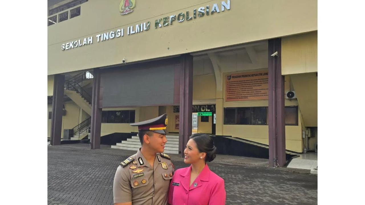 AKP Hafiz Akbar Unggah Potret Bareng Istri Atas Kenaikan Pangkat 3 Balok Emas di Pundak