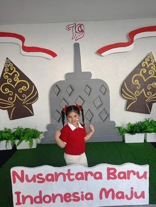 Anak Tasya Farasya mengenakan kaus polo berwarna merah-putih, shorts, putih, dan two pigtail dengan pita merah. [@tasyafarasya].
