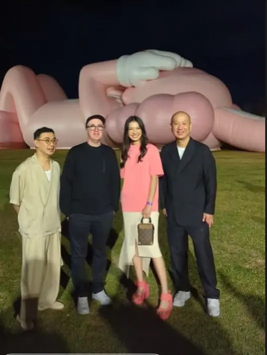 Heels pink dan tas Camera Box jadi Louis Vuitton jadi sentuhan feminini pada tampilan Raline Shah [@ralineshah]