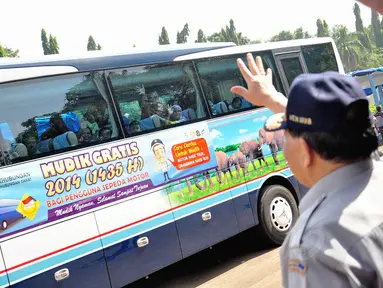 Menteri Perhubungan (Menhub) EE Mangindaan melepas keberangkatan peserta mudik gratis 2014. Jakarta, (24/7/14) (Liputan6.com/Faizal Fanani)