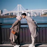 Keduanya juga kerap kenakan outfit dengan pattern senada.  [@dindahw/@rey_mbayang].