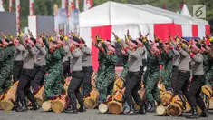 Prajurit TNI dan Polri berkolaborasi memainkan rampak gendang dalam HUT ke-73 Bhayangkara di Monas, Jakarta, Rabu (10/7/2019). HUT Bhayangkara ke-73 ini bertemakan ‘Dengan semangat Promoter, pengabdian Polri, untuk masyarakat, bangsa, dan negara. (Liputan6.com/Faizal Fanani)