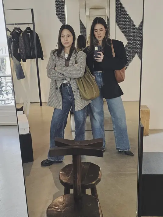 Memadukan oversized blazer dan denim, Raisa menambahkan sentuhan bold pada boots yang dikenakannya. [Foto: Instagram/ Raisa]