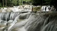 Pengunjung menikmati air terjun di Moramo, Konawe Selatan, Sulawesi Tenggara. Wisata alam Moramao berada di Kawasan Suaka Margasatwa Tanjung Peropa.(Antara)