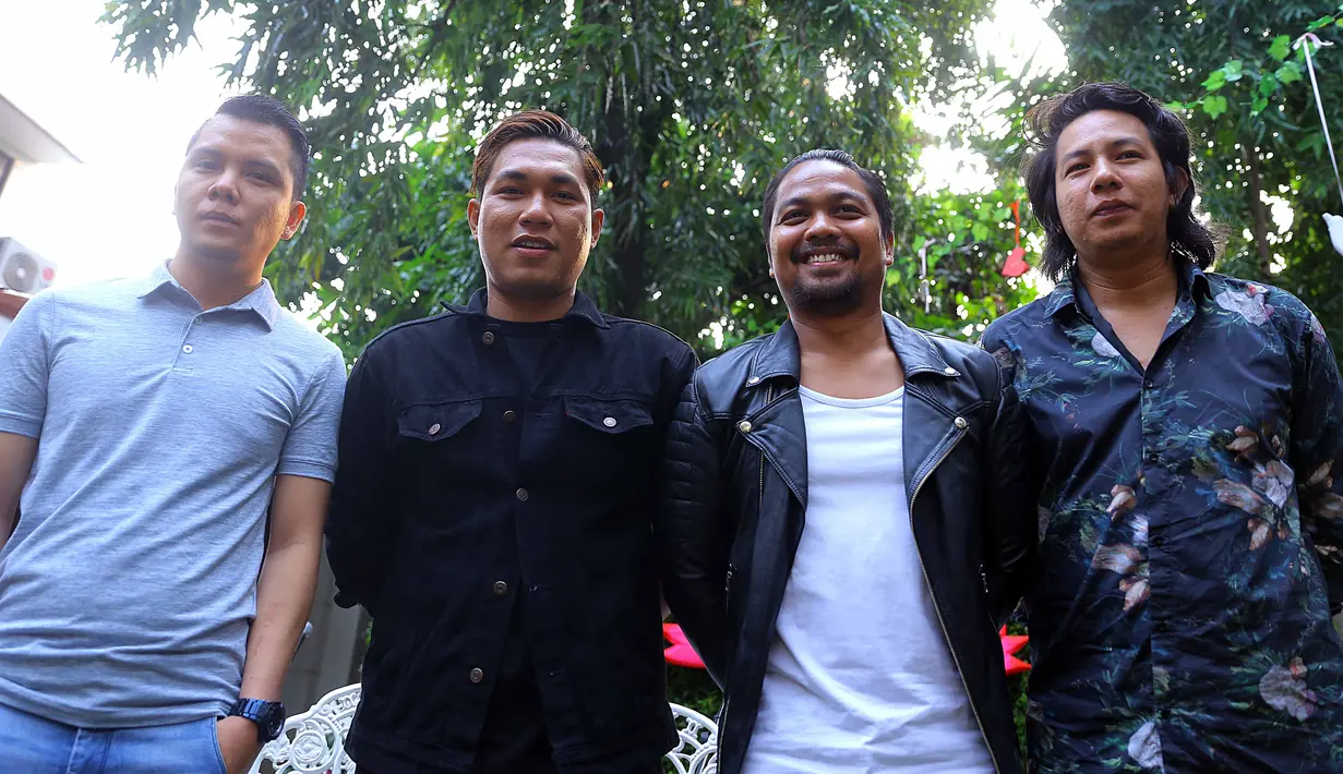 Sementara itu, Rizal sang vokalis pun mengungkap hal yang sama. Dirinya tidak memungkiri jika di tahun 2017 ini merupakan tahun terbaik untuk grup band Armada. (Nurwahyunan/Bintang.com)