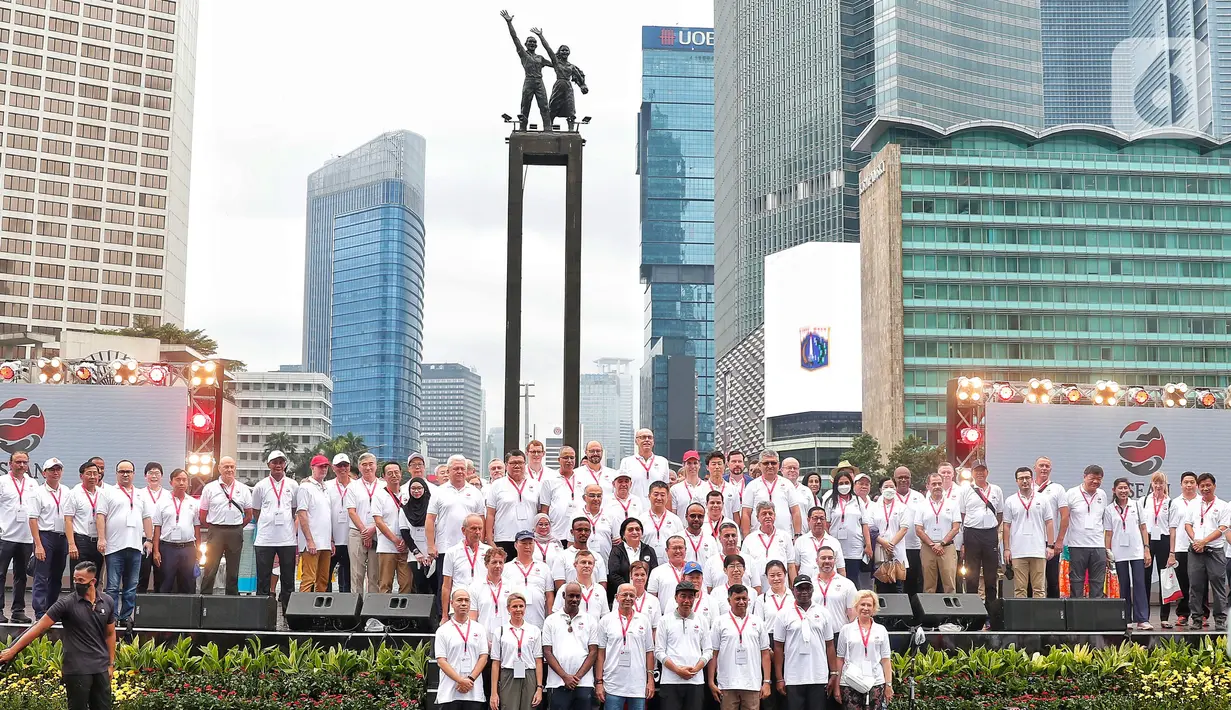 Presiden Joko Widodo (tengah) bersama jajaran menteri dan para duta besar negara-negara anggota Asean serta non-Asean foto bersama saat membuka acara Kick Off ASEAN Indonesia 2023 di Bundaran HI, Jakarta, Minggu (29/1/2023). Acara tersebut merupakan 'kick off' keketuaan Indonesia dalam ASEAN 2023 yang puncaknya akan berlangsung dua kali, yakni Konferensi Tingkat Tinggi (KTT) ASEAN pada Mei 2023 di Labuan Bajo, Provinsi Nusa Tenggara Timur (NTT) dan KTT ASEAN Plus di Jakarta pada September 2023. (Liputan6.com/Angga Yuniar)