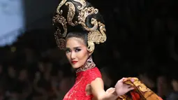 Model membawakan busana rancangan Anne Avantie di Jakarta Fashion Week (JFW) 2016 di Senayan City, Jakarta, Selasa (27/10/2015). Koleksi kali ini Anne Avantie bertema “Gambang Semarang”. (Liputan6.com/Herman Zakharia)