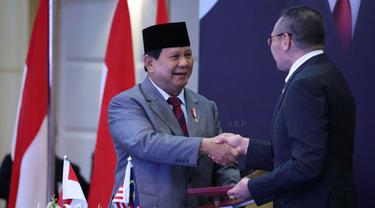 Menteri Pertahanan (Menhan) RI Prabowo Subianto dengan Menhan Malaysia Hishammuddin bin Hussein dalam rangka Sidang ke-42 General Border Committee (GBC) Malindo, Selasa (9/8/2022).(Dok. Tim Media Prabowo Subianto)