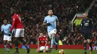 Pemain Manchester City, Nicolas Otamendi, berhasil mencetak gol yang membawa timnya menang 2-1 atas Manchester United dalam Derbi Manchester di Old Trafford, Senin (11/12/2017) dini hari WIB. (AP/Dave Thompson)