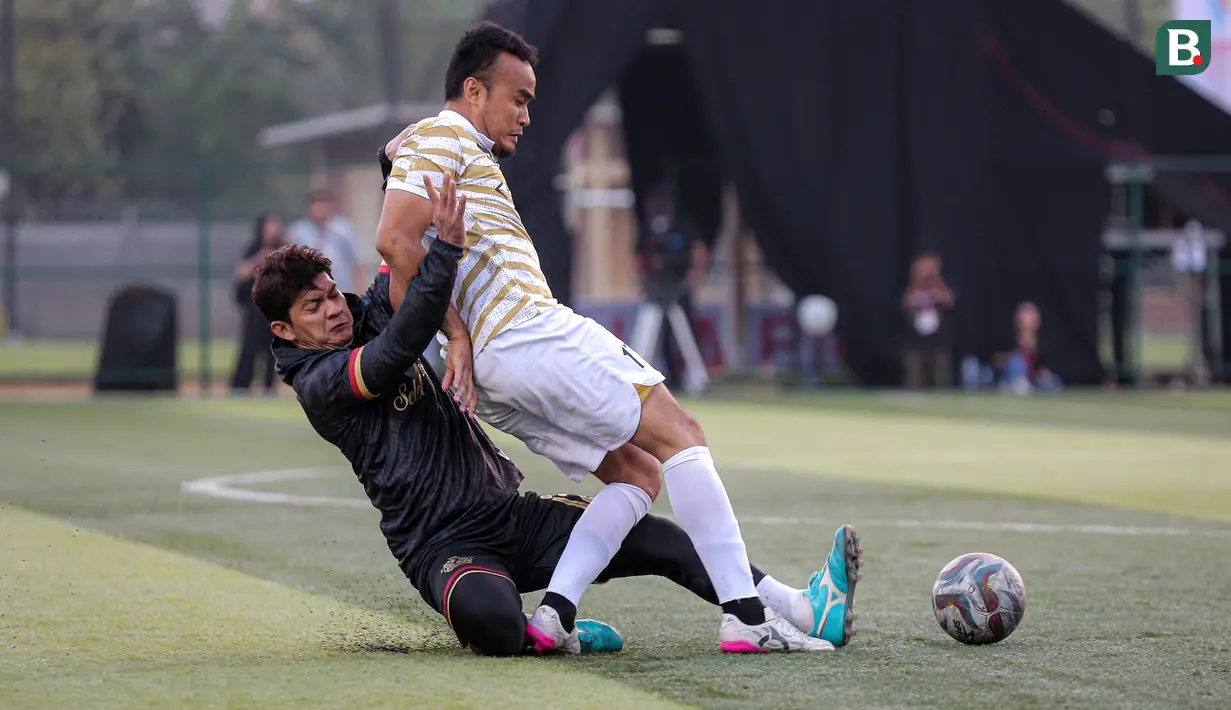 Pemain Selebritas FC, Iko Uwais (kiri) berusaha merebut bola pemain Colossus FC pada laga Celebrity Trofeo Cup yang beralangsung di DM Sport, Ciledug, Tangerang, Minggu (29/10/2023). (Bola.com/Bagaskara Lazuardi)