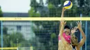 Pevoli pantai Indonesia Desi Ratnasari melakukan smes ke arah pevoli Kazakstan saat bertanding melawan Kazakhstan pada penyisihan pool C voli pantai Asian Games 2018 di JSC, Palembang, (19/8). (ANTARA FOTO/INASGOC/Muhammad Adimaja/Ful/18)