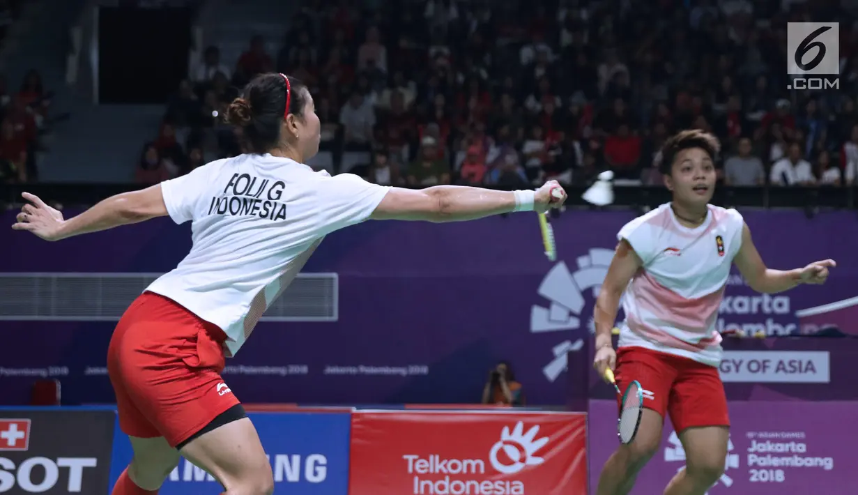 Ganda putri Indonesia, Greysia Polii/Apriyani Rahayu saat melawan Tang Jinhua/Zheng Yu (China) di perempat final Bulutangkis Asian Games 2018 di Istora Kompleks GBK, Sabtu (25/8). Greysia Polii/Apriyani Rahayu unggul. (Liputan6.com/Helmi Fithriansyah)