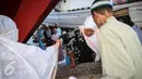 Ribuan umat Muslim bersiap melaksanakan Shalat Idul Adha di Pelabuhan Sunda Kelapa, Jakarta, Kamis (24/9/2015). Nuansa khas pelabuhan menjadi keunikan tersendiri saat Shalat Ied di tempat ini. (Liputan6.com/Faizal Fanani)